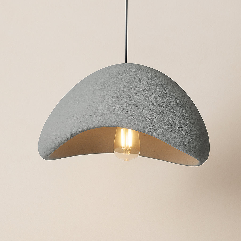 Suspension “Kumo Sabi” – Résine Grise Forme Nuage – Design Brut & Apaisant