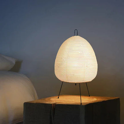 Lampe de Table "Kumo Tōrō" – Lampe Japonaise en Papier de Riz sur Trépied en Fer, Style Wabi-Sabi