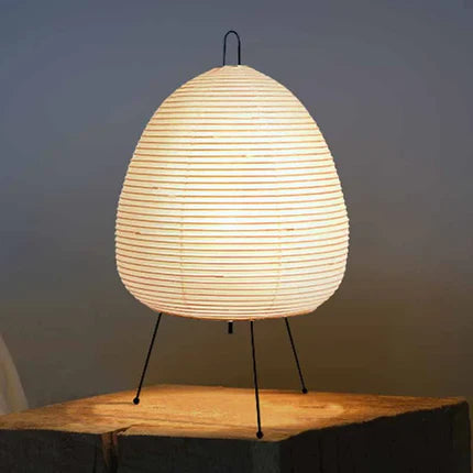 Lampe de Table "Kumo Tōrō" – Lampe Japonaise en Papier de Riz sur Trépied en Fer, Style Wabi-Sabi