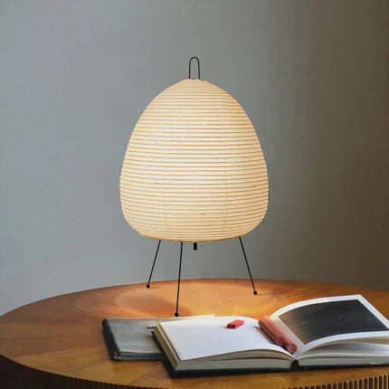 Lampe de Table "Kumo Tōrō" – Lampe Japonaise en Papier de Riz sur Trépied en Fer, Style Wabi-Sabi