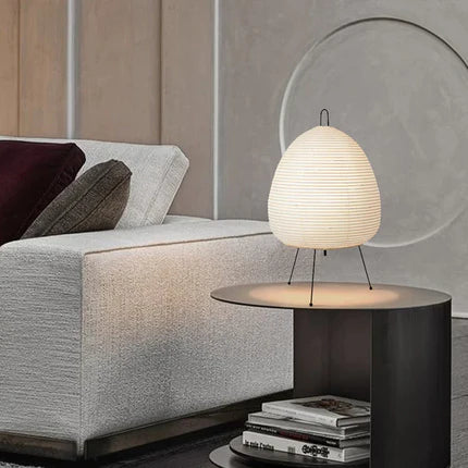 Lampe de Table "Kumo Tōrō" – Lampe Japonaise en Papier de Riz sur Trépied en Fer, Style Wabi-Sabi